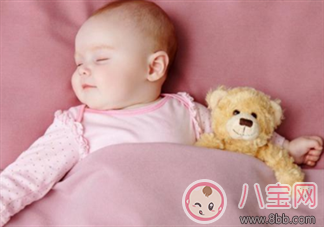 星二代睡姿誰錯了？馨爺鎖喉阿拉蕾凹造型