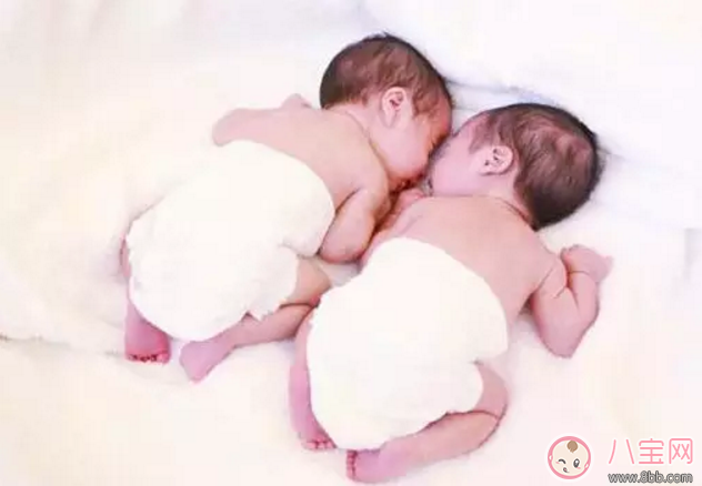 星二代睡姿誰錯了？馨爺鎖喉阿拉蕾凹造型