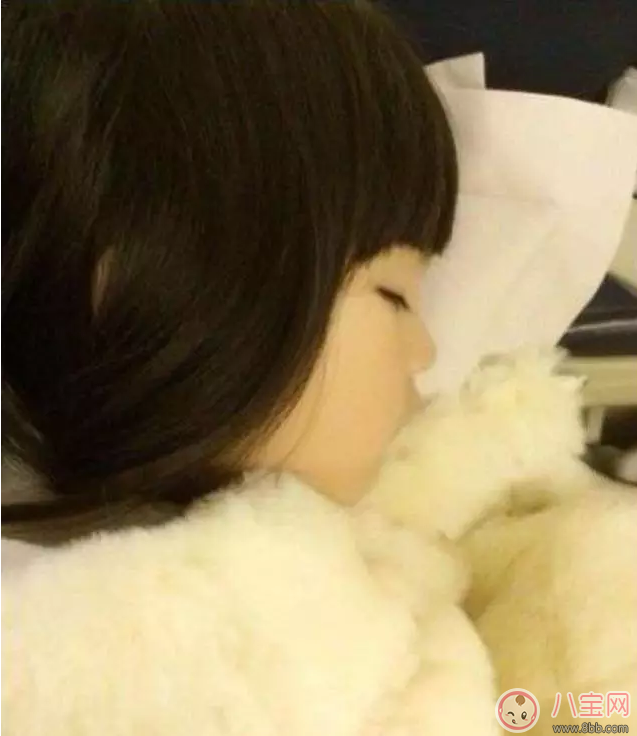 星二代睡姿誰錯了？馨爺鎖喉阿拉蕾凹造型