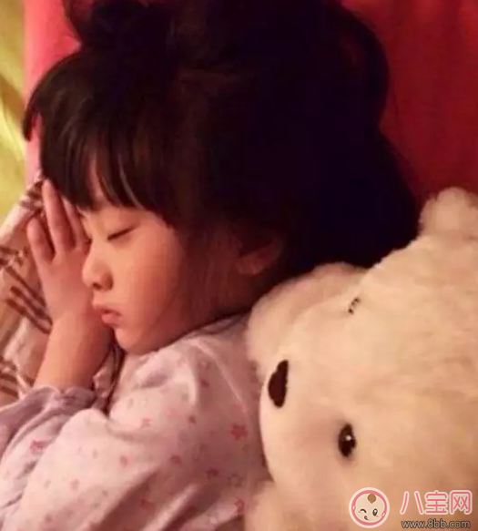 星二代睡姿誰錯了？馨爺鎖喉阿拉蕾凹造型