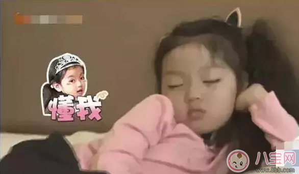 星二代睡姿誰錯了？馨爺鎖喉阿拉蕾凹造型