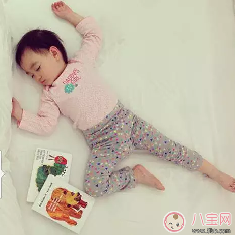 星二代睡姿誰錯了？馨爺鎖喉阿拉蕾凹造型