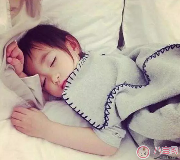 星二代睡姿誰錯了？馨爺鎖喉阿拉蕾凹造型