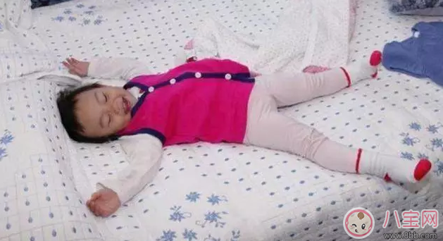 星二代睡姿誰錯了？馨爺鎖喉阿拉蕾凹造型
