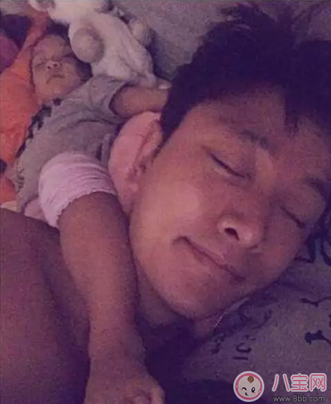 星二代睡姿誰錯了？馨爺鎖喉阿拉蕾凹造型