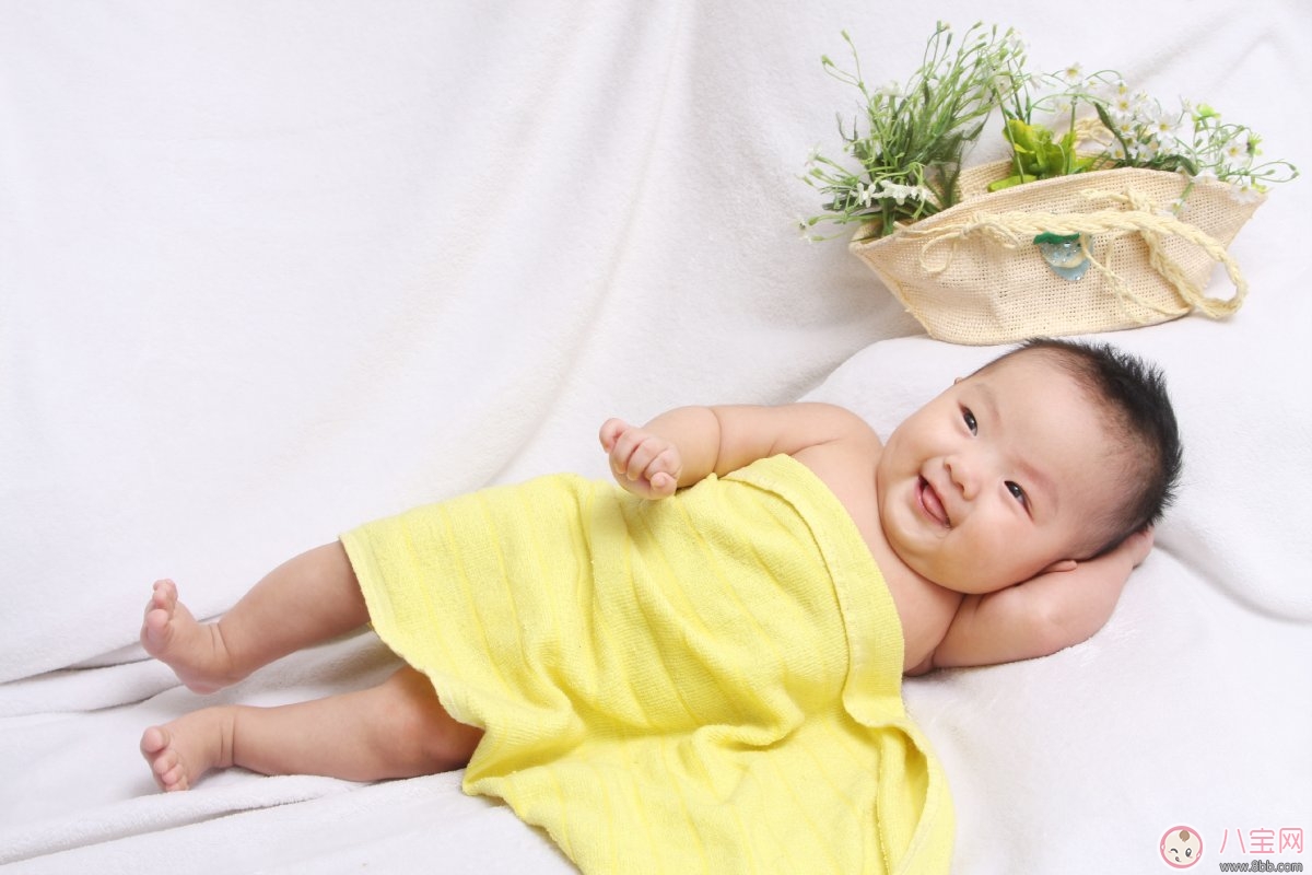 星二代睡姿誰錯了？馨爺鎖喉阿拉蕾凹造型