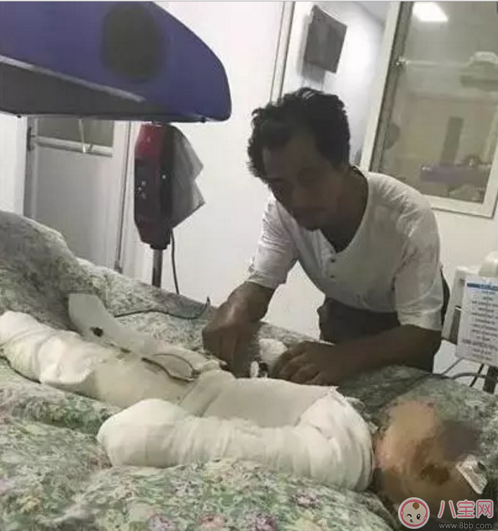 父母讓8歲姐給1歲弟洗澡 “洗”成一場(chǎng)大禍