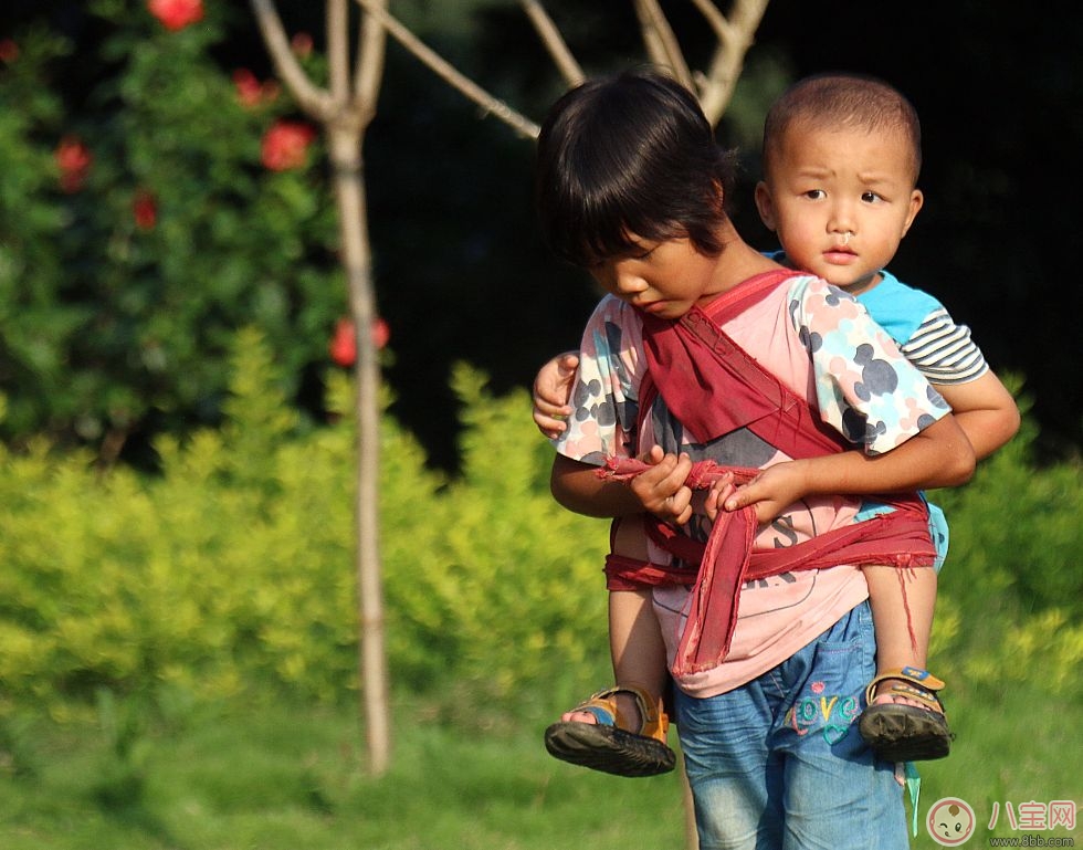 父母讓8歲姐給1歲弟洗澡 “洗”成一場(chǎng)大禍