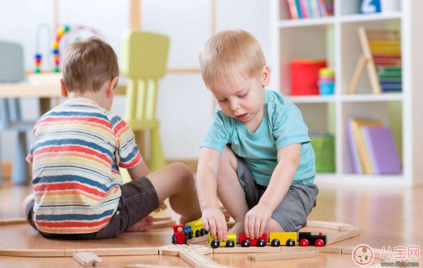 玩積木對(duì)孩子的智力開(kāi)發(fā)大 怎么帶孩子玩積木