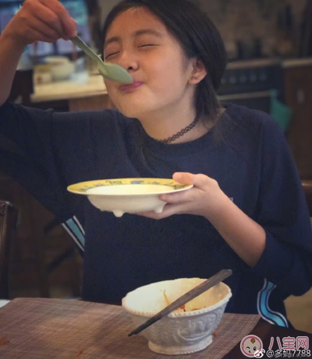 黃多多吃飯超享受 網(wǎng)友卻只關(guān)注她帶耳釘和choker 黃多多吃飯超享受 網(wǎng)友卻只關(guān)注她帶耳釘和choker