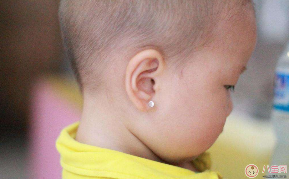 黃多多吃飯超享受 網(wǎng)友卻只關(guān)注她帶耳釘和choker 黃多多吃飯超享受 網(wǎng)友卻只關(guān)注她帶耳釘和choker