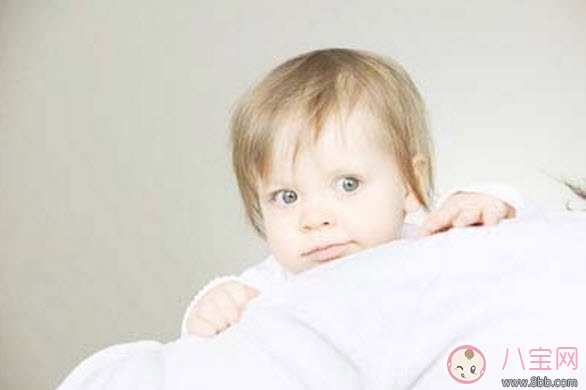 嬰兒老害怕是怎么回事 新生兒寶寶害怕是害怕什么怎么安撫