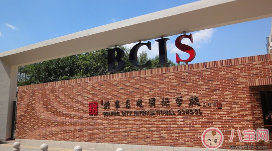 安吉上學(xué)了眼睛居然有點濕潤 安吉上學(xué)去的哪個學(xué)校