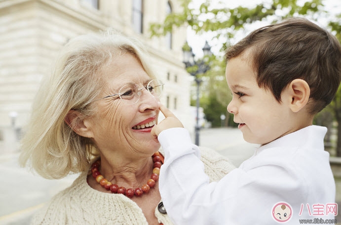 老人帶孩子好不好 老人帶娃說的這些話會毀了孩子