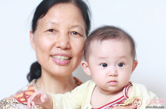 老人帶孩子好不好 老人帶娃說的這些話會毀了孩子