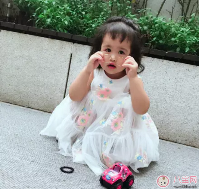 包貝爾罵哭女兒，只因她亂扔東西！怎么管才好？