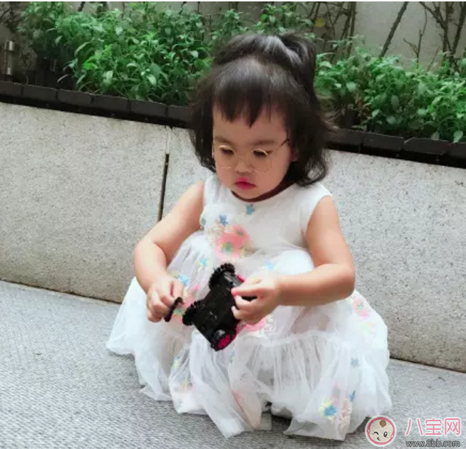 包貝爾罵哭女兒，只因她亂扔東西！怎么管才好？