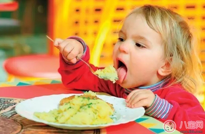 寶寶吃不慣幼兒園的飯?jiān)趺崔k 如何培養(yǎng)孩子的吃飯習(xí)慣