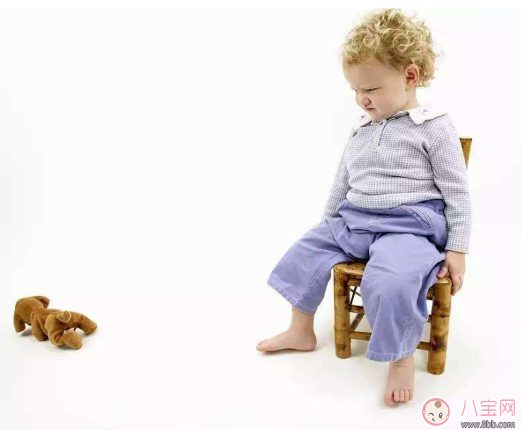 孩子居然喜歡丟玩具找樂(lè)子 孩子丟東西習(xí)慣要糾正