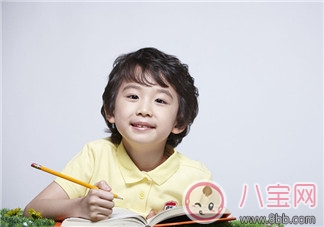 樂(lè)嘉帶4歲女兒穿越沙漠徒步76公里 女兒腿上發(fā)滿皰疹