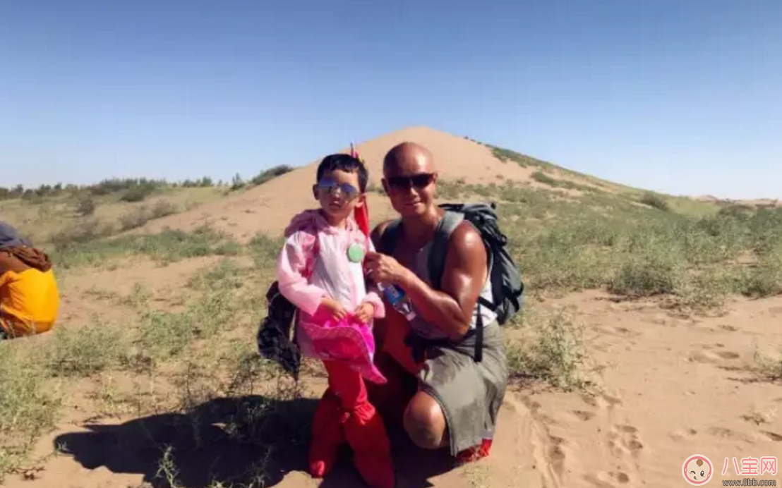 樂(lè)嘉帶4歲女兒穿越沙漠徒步76公里 女兒腿上發(fā)滿皰疹