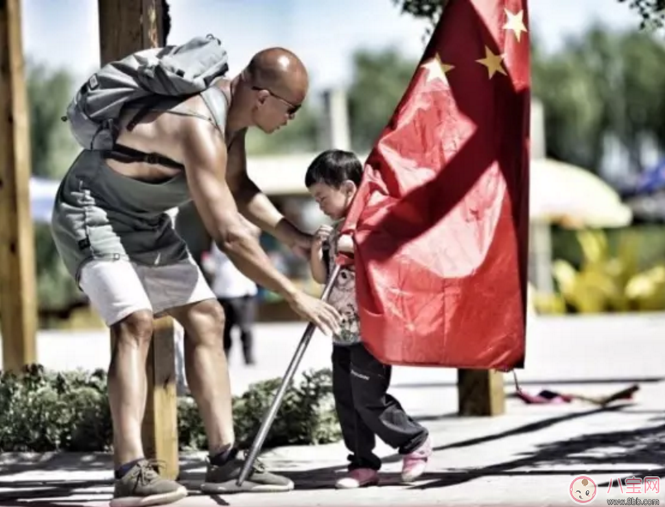 樂(lè)嘉帶4歲女兒穿越沙漠徒步76公里 女兒腿上發(fā)滿皰疹