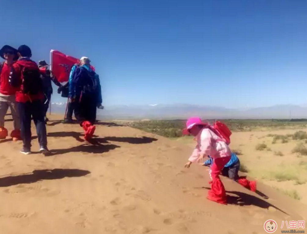 樂(lè)嘉帶4歲女兒穿越沙漠徒步76公里 女兒腿上發(fā)滿皰疹