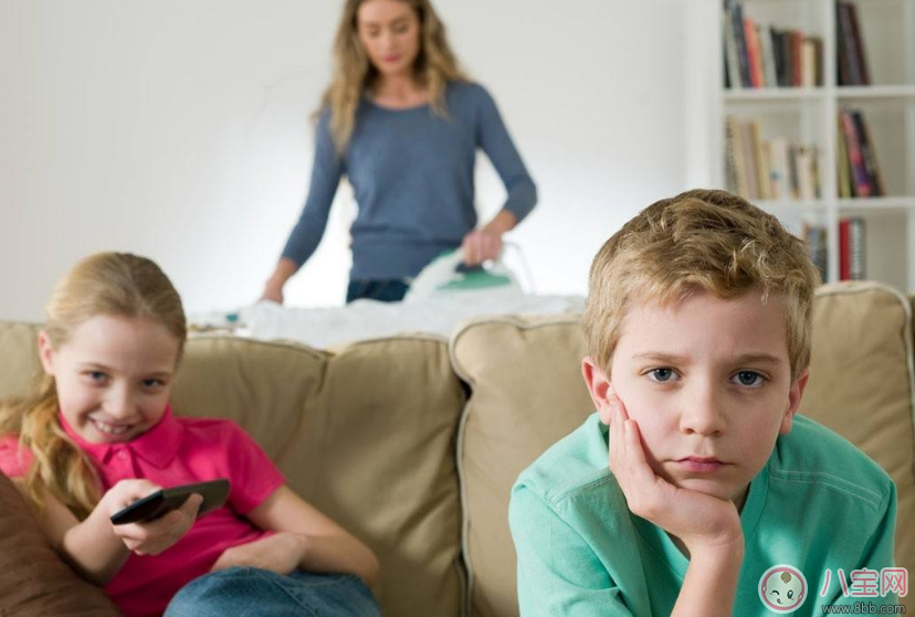 孩子看書好還是看電視好 讓書本代替電視才是最好的選擇