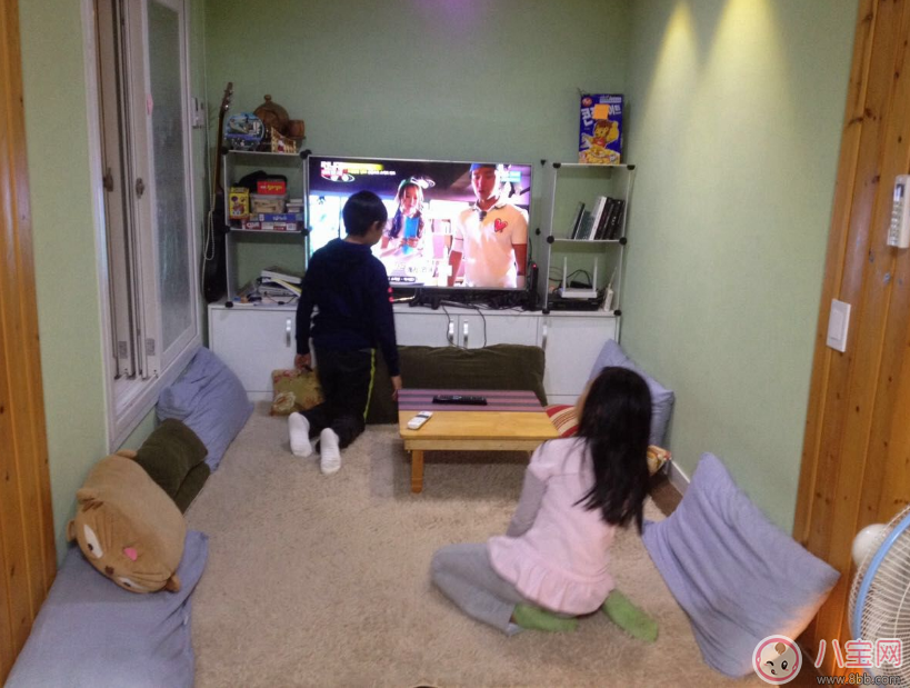 孩子看書好還是看電視好 讓書本代替電視才是最好的選擇