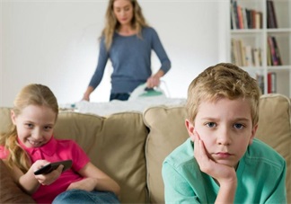 孩子看書(shū)好還是看電視好 讓書(shū)本代替電視才是最好的選擇