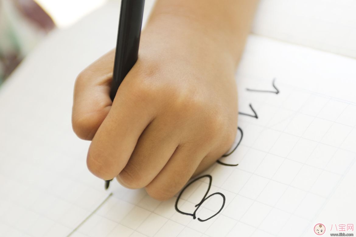 寶寶左撇子 家長(zhǎng)應(yīng)該怎么教