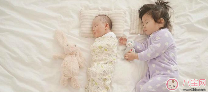 親子故事 記錄下兩個(gè)寶寶成長(zhǎng)的瞬間