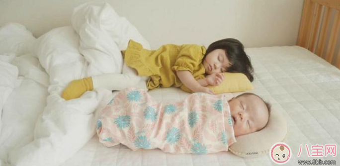 親子故事 記錄下兩個(gè)寶寶成長(zhǎng)的瞬間