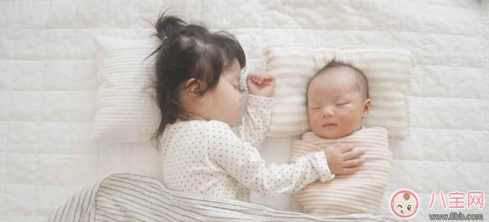 親子故事 記錄下兩個(gè)寶寶成長(zhǎng)的瞬間