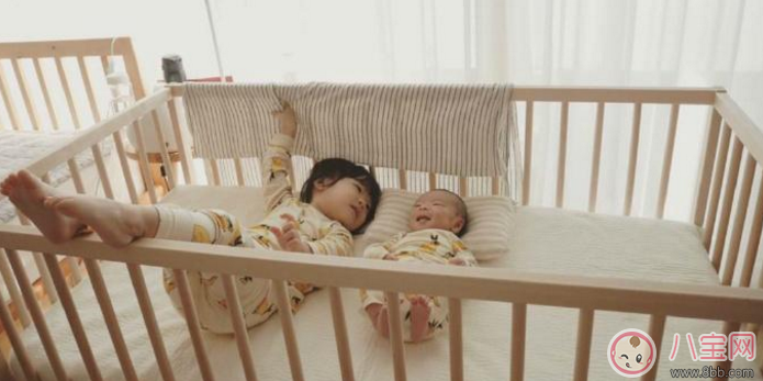 親子故事 記錄下兩個(gè)寶寶成長(zhǎng)的瞬間