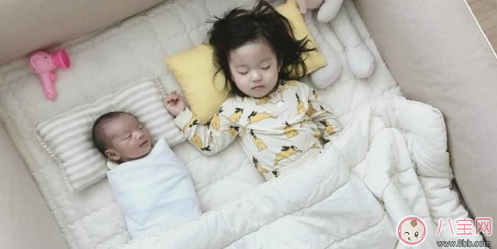 親子故事 記錄下兩個(gè)寶寶成長(zhǎng)的瞬間