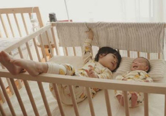 親子故事 記錄下兩個(gè)寶寶成長(zhǎng)的瞬間