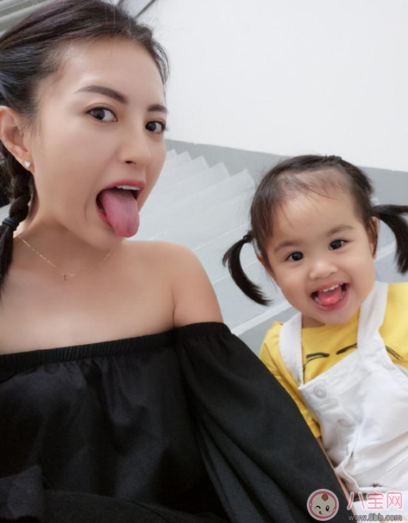 包文婧與餃子逐漸熟絡(luò)  手指受傷餃子擔(dān)心哭不停