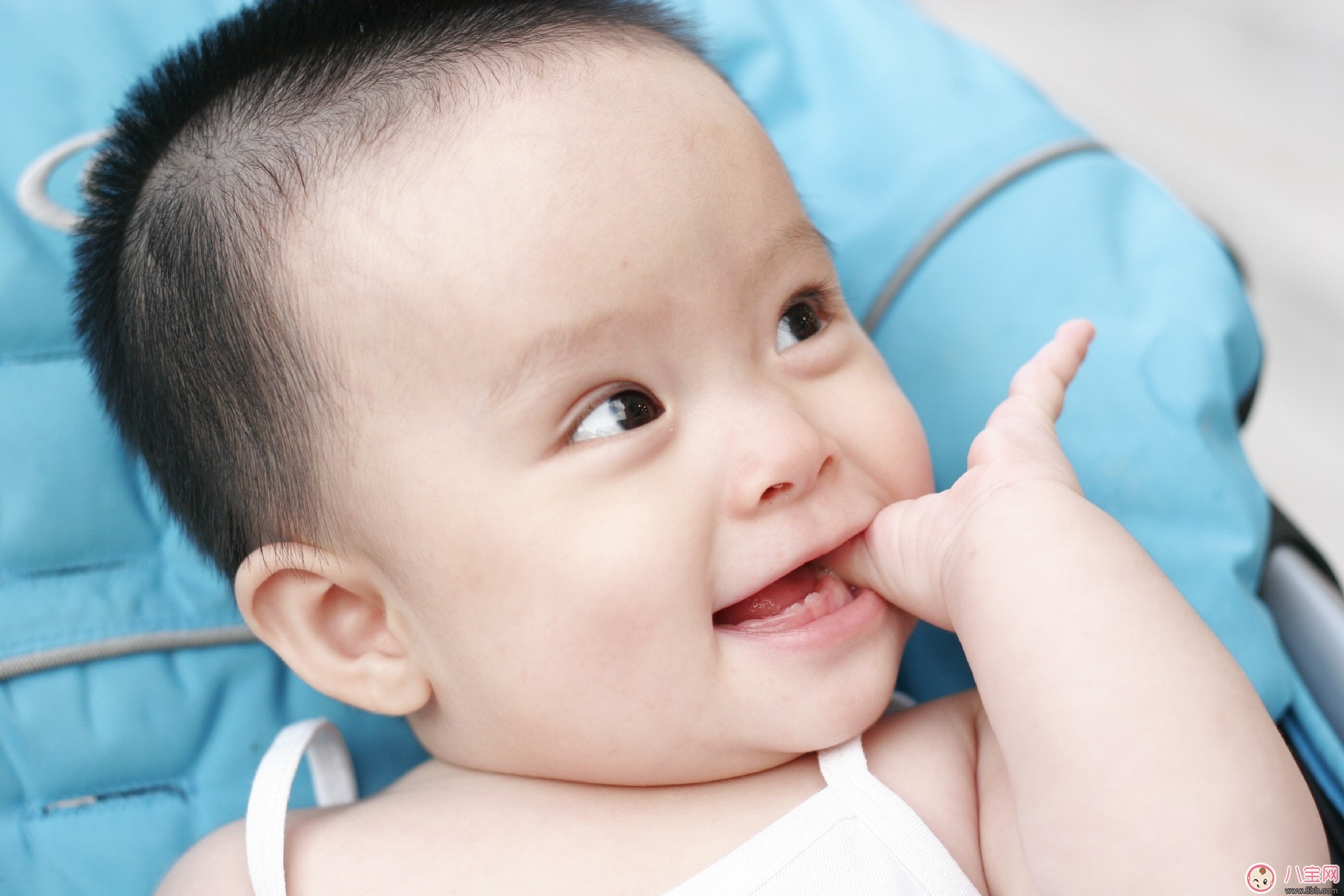 寶寶口腔期要滿足寶吸吮手指的習(xí)慣