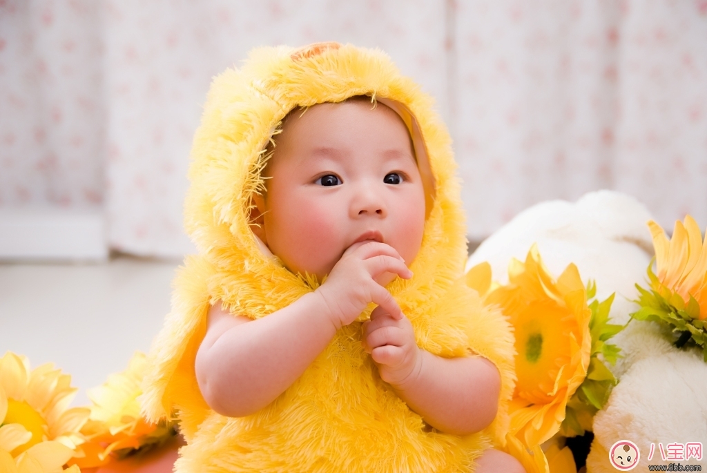 寶寶口腔期要滿足寶吸吮手指的習(xí)慣