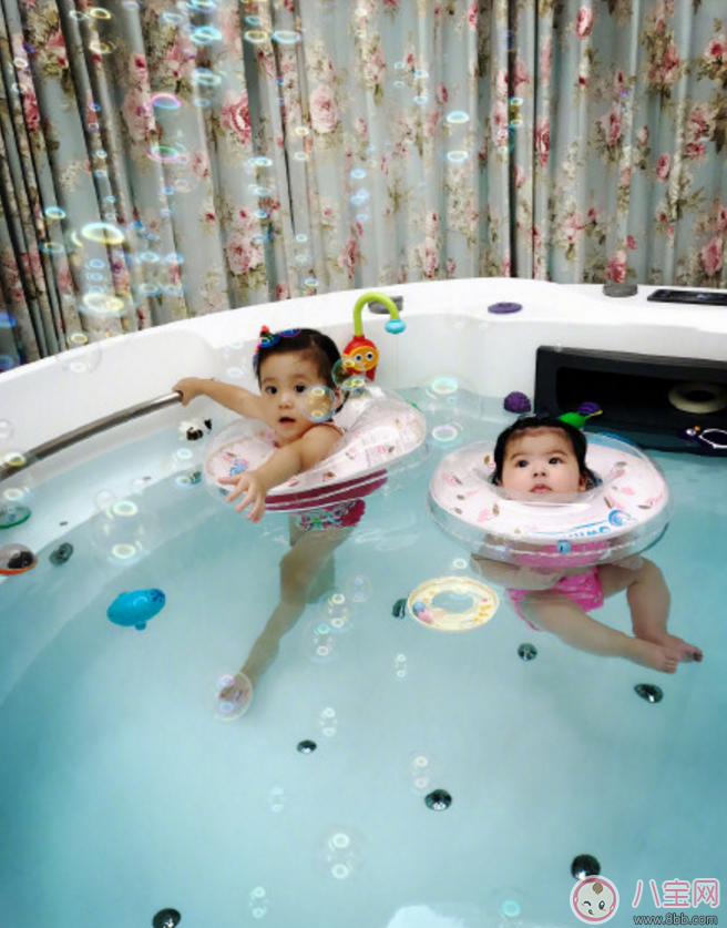 咘咘和Bo妞游泳 寶寶室內(nèi)游泳的好處