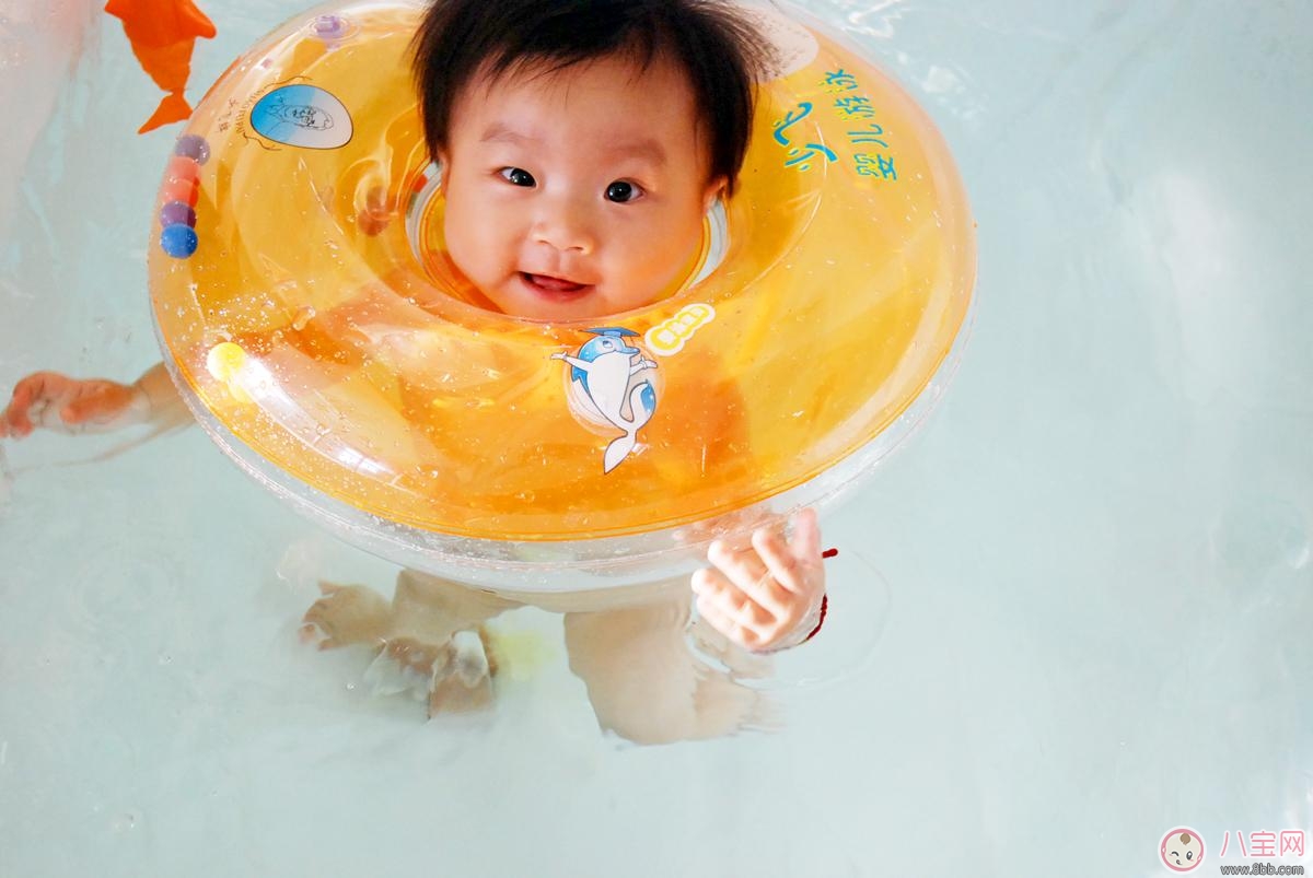 咘咘和Bo妞游泳 寶寶室內(nèi)游泳的好處