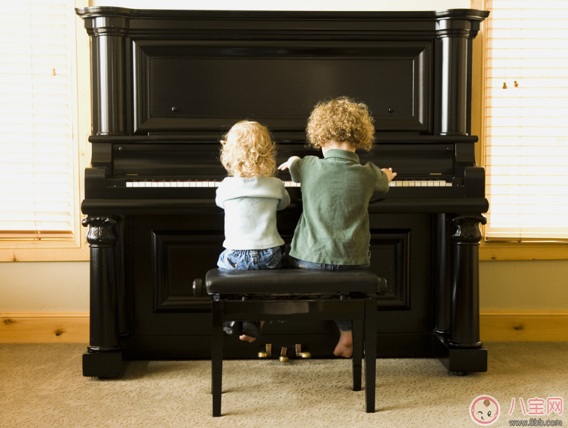 小魚兒彈奏鋼琴有模有樣 孩子學(xué)鋼琴到底好不好