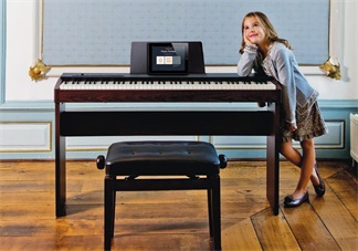 小魚(yú)兒彈奏鋼琴有模有樣 孩子學(xué)鋼琴到底好不好