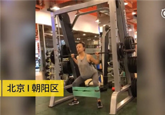 9個(gè)月孕媽舉杠鈴做深蹲 孕晚期能做哪些運(yùn)動(dòng)