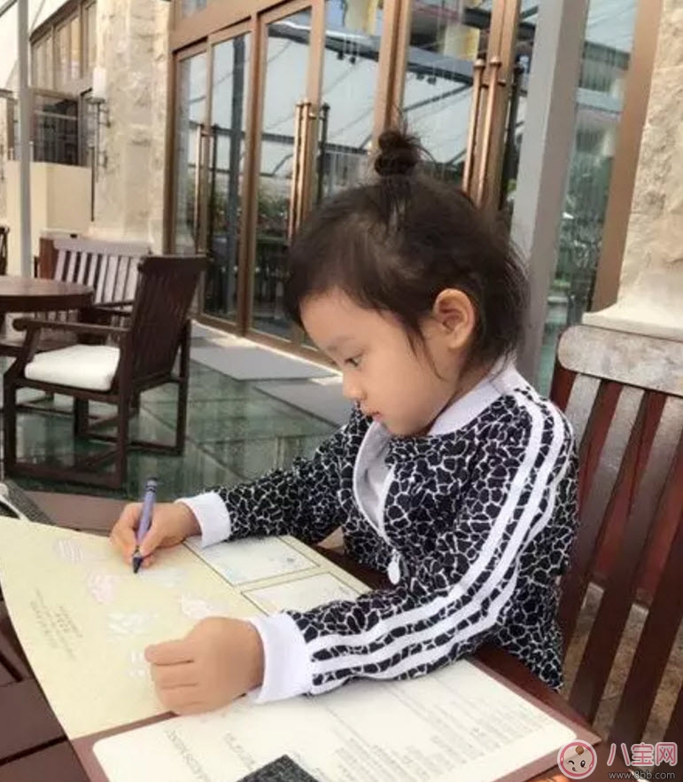 甜馨認(rèn)真畫簡(jiǎn)筆畫 簡(jiǎn)筆畫的入門畫法