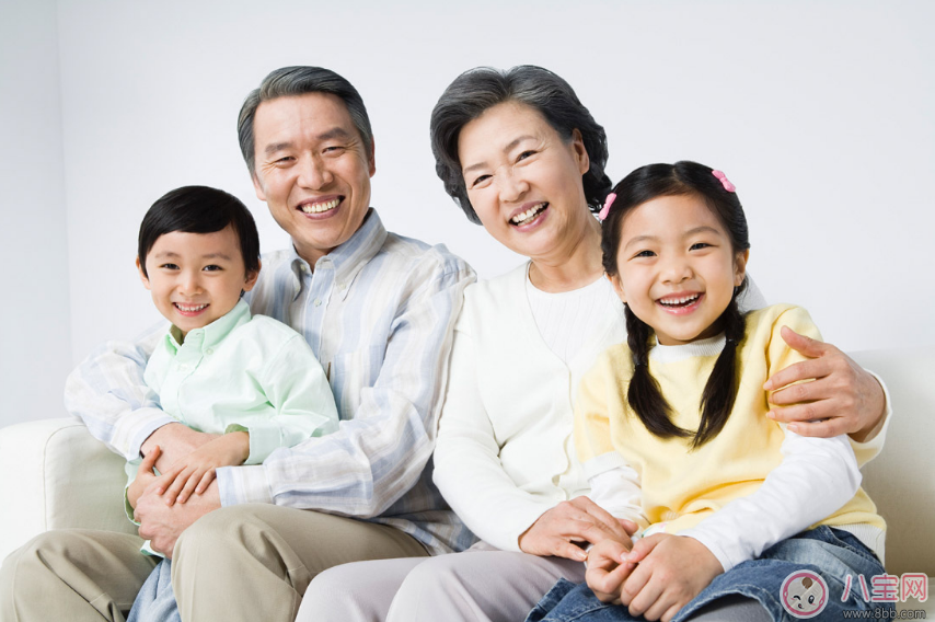 家長孩子的面撿別人的手機 父母的一言一行都會影響孩子