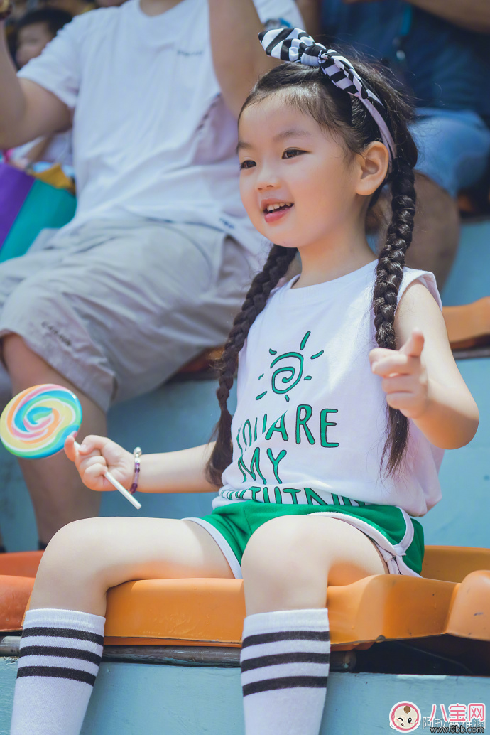 萌寶阿拉蕾垃圾丟進(jìn)垃圾桶 孩子環(huán)境意識從小培養(yǎng)