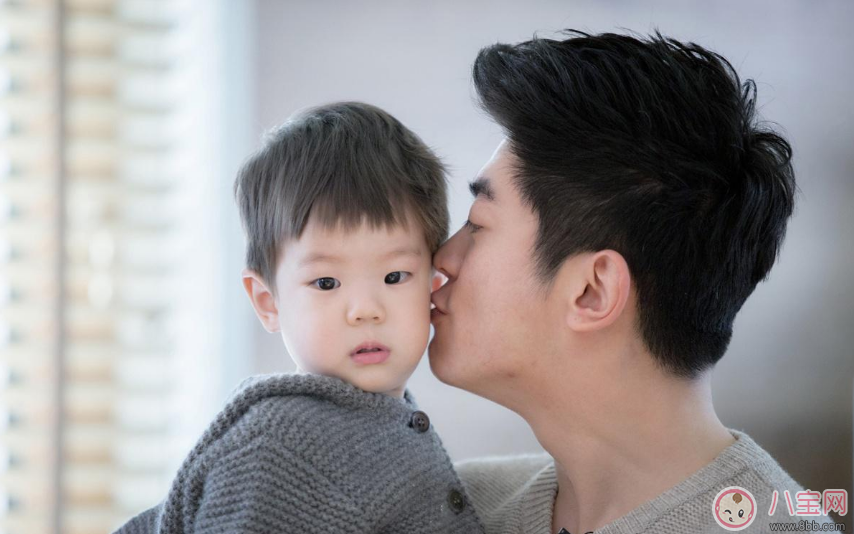 爸爸帶娃只玩手機 怎么讓爸爸會帶娃 爸爸帶娃只玩手機 怎么讓爸爸會帶娃