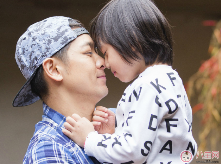 爸爸帶娃只玩手機 怎么讓爸爸會帶娃 爸爸帶娃只玩手機 怎么讓爸爸會帶娃